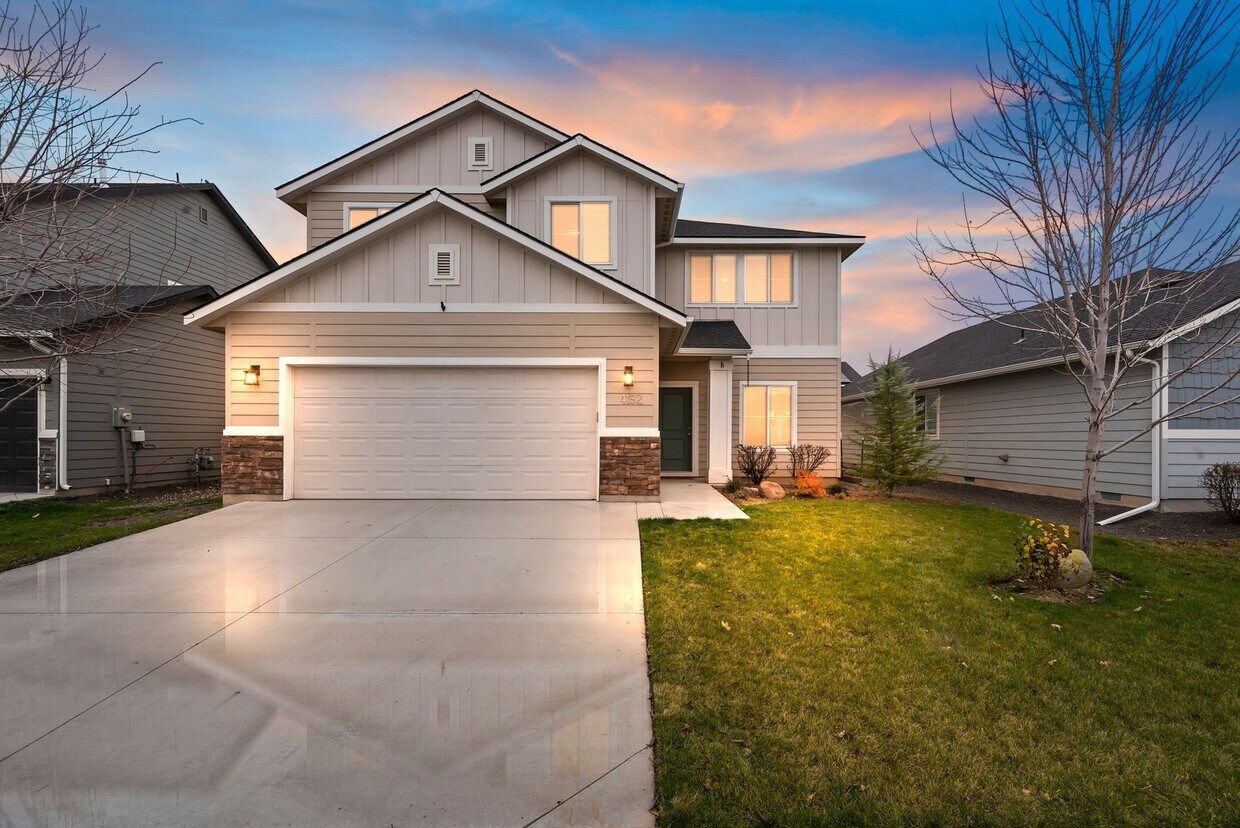 Foto principal - Upgraded 4 Bed 2.5 Bath Home