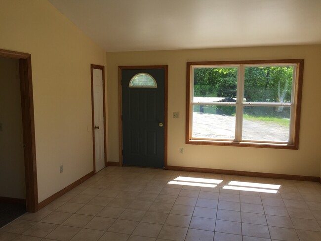 Building Photo - 547 Stanley Rd