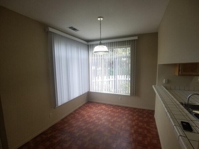 Foto del edificio - Prime Location Richmond Marina Townhouse