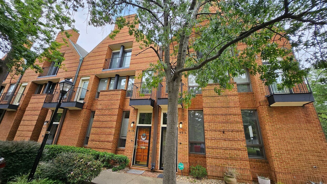 Primary Photo - Stunning Townhome In The Heart Of Ghent