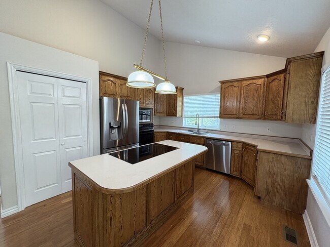 Building Photo - Beautiful Orem home