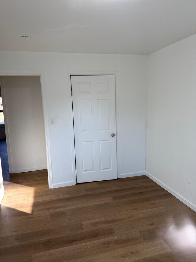 Building Photo - 1665 Elaine Rd