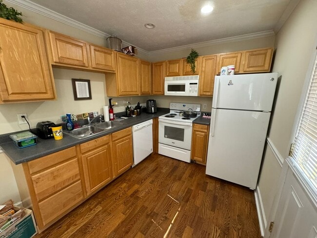 Building Photo - Cute and Quiet West Side Duplex!
