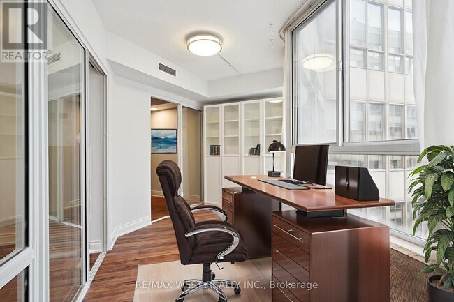Photo du bâtiment - 717-1717 Bay St.