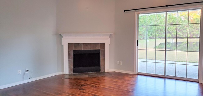 Foto del edificio - 204 Silver Brook Cir