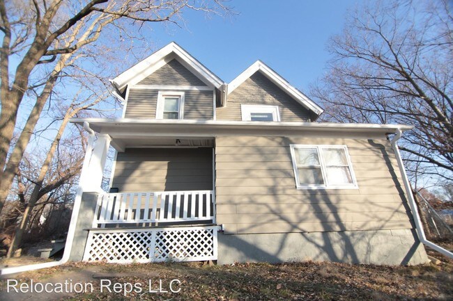 Building Photo - 4 br, 1 bath House - 616 E 6th St