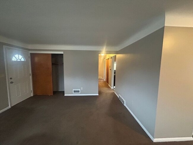 Building Photo - 5150 Chantilly Dr