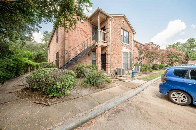 Building Photo - 2255 Braeswood Park Dr