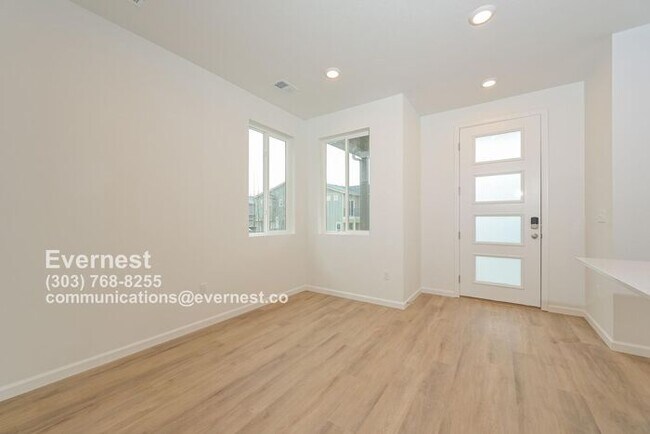Building Photo - Spacious and Stylish Townhome with Prime L...
