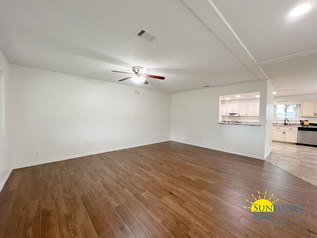 Foto del edificio - Beautifully Updated 5-Bedroom Ranch Style ...
