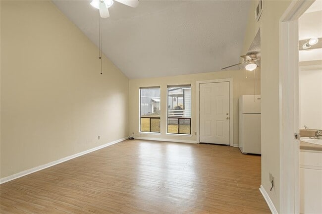 Building Photo - 76 Westwood Dr W