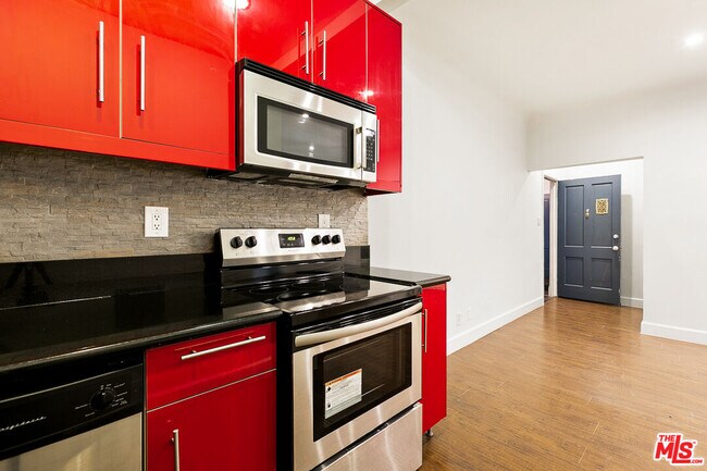 Foto del edificio - 7229 Willoughby Ave