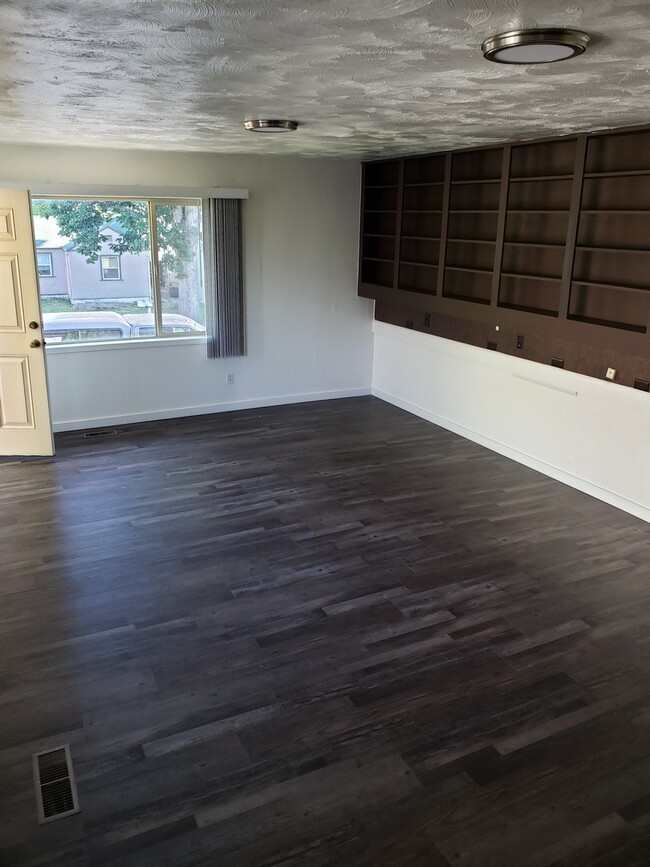 Foto del edificio - 1640 sf 3 bed 1 bath
