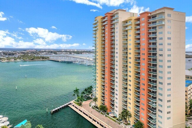 Building Photo - 2650 Lake Shore Dr