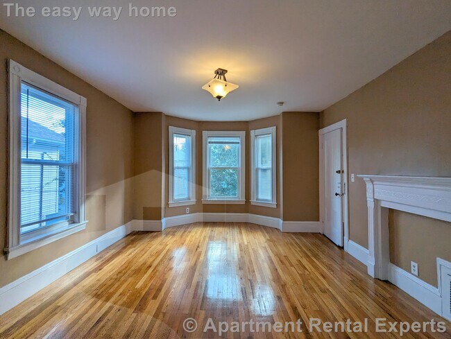 Building Photo - Medford/Tufts 4+ Bedroom, 2 Baths