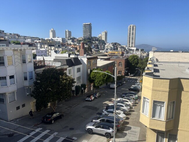 Building Photo - Top-Floor Remodeled 3BD/2BA with Parking &...