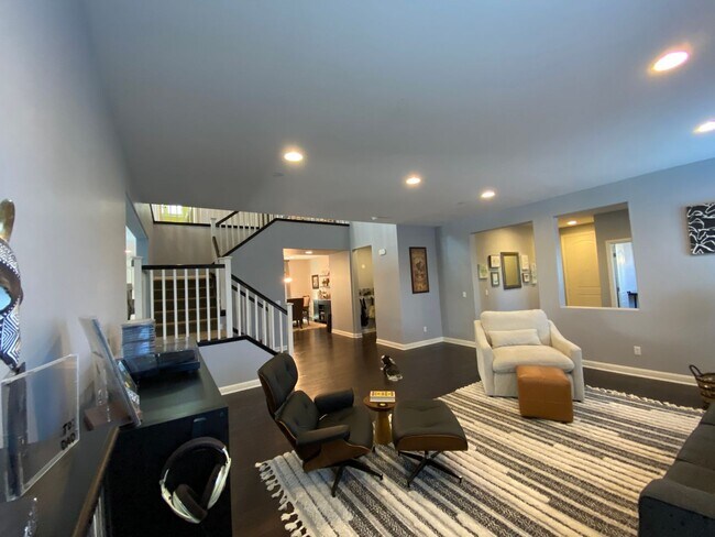 Foto del edificio - Spacious 5-Bedroom Luxury Home with Entertainer’s Backyard Oasis