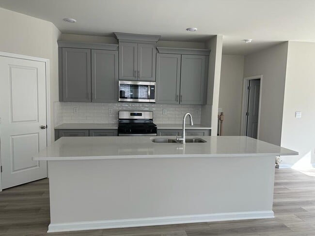 Building Photo - 1555 Villageside Ct