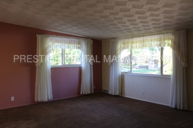 Building Photo - 372 N 700 W