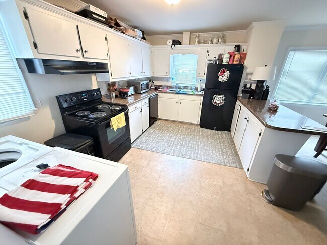 Building Photo - Three Bedroom Pre-Leasing- Carr St.
