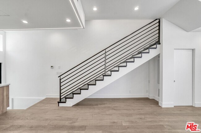Foto del edificio - 1447 N Martel Ave