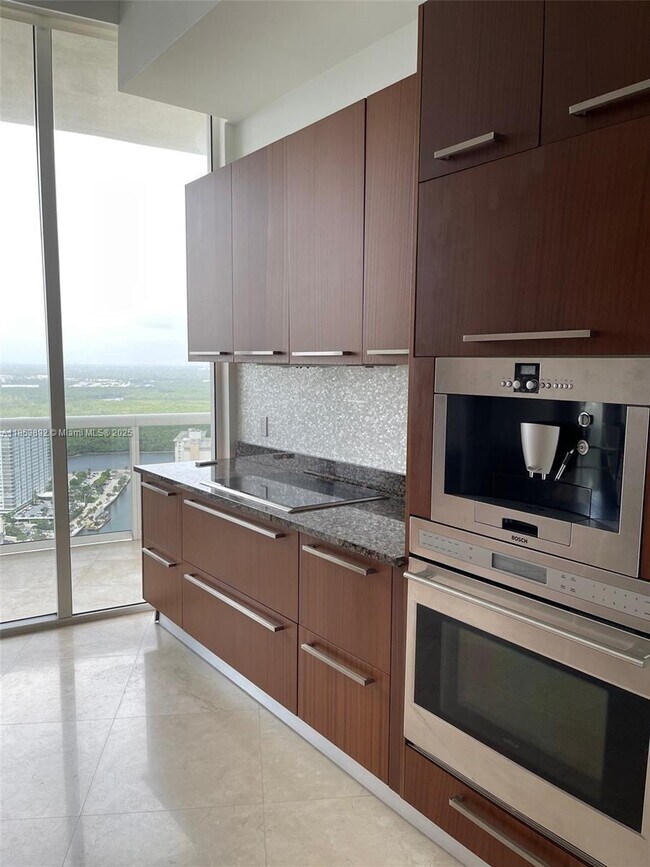 Foto del edificio - 15901 Collins Ave