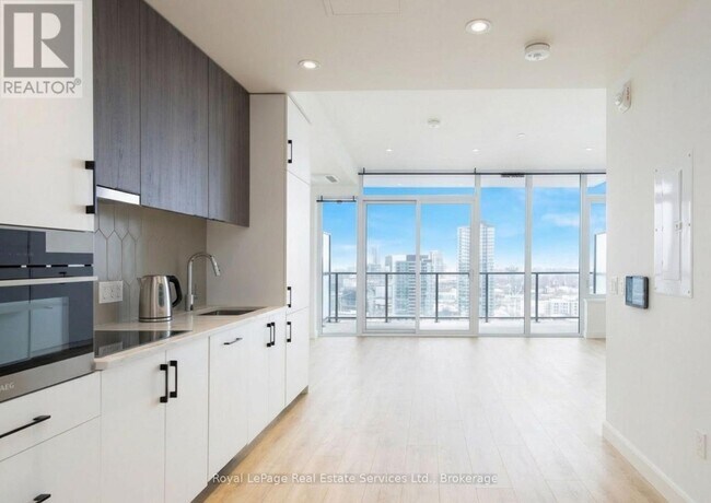 Photo du bâtiment - 741 King St W