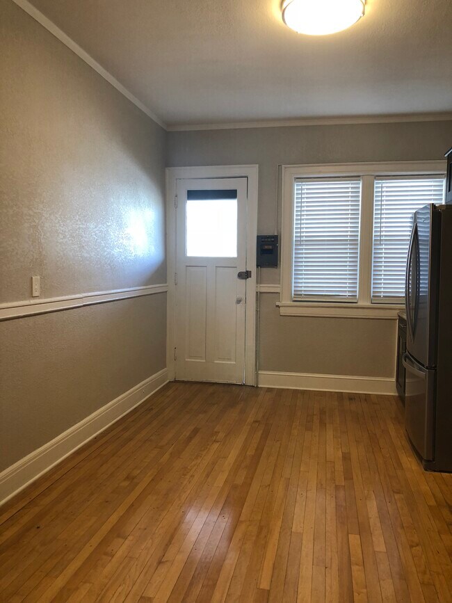 Foto del edificio - 2860 N Oakland Ave