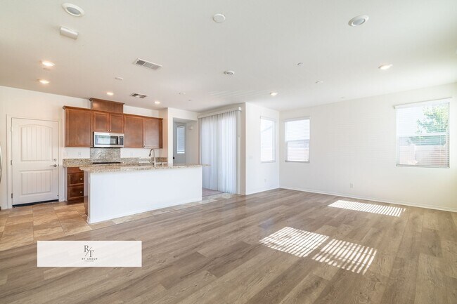 Foto del edificio - New Paint New Carpet Throughout! Gorgeous ...