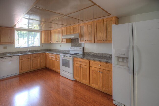 Building Photo - Lovely 3-Bedroom, 2-Bath Home - Parkmont A...
