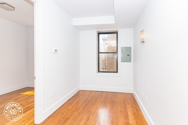 Building Photo - 1635 Putnam Ave