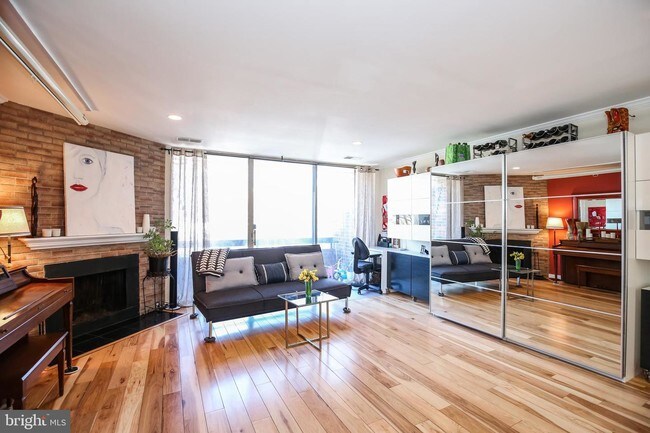 Building Photo - 604 15th St S