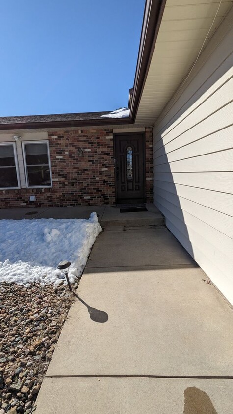 Foto principal - 3 BED/1 BATH MAIN LEVEL IN QUIET NEIGHBORH...