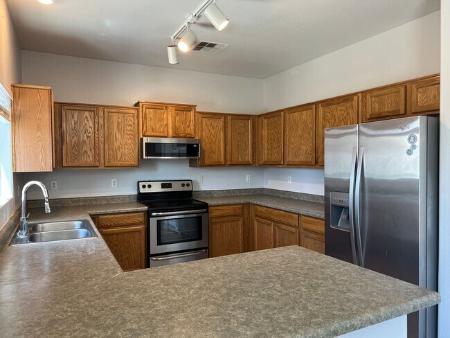 Foto del edificio - 4 bed, 2.5 bath, 1,741 sqft