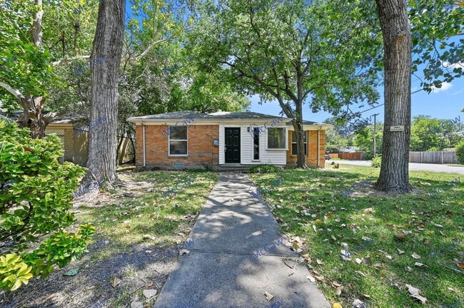 Building Photo - 2704 Highwood Dr