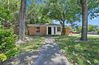 Building Photo - 2704 Highwood Dr