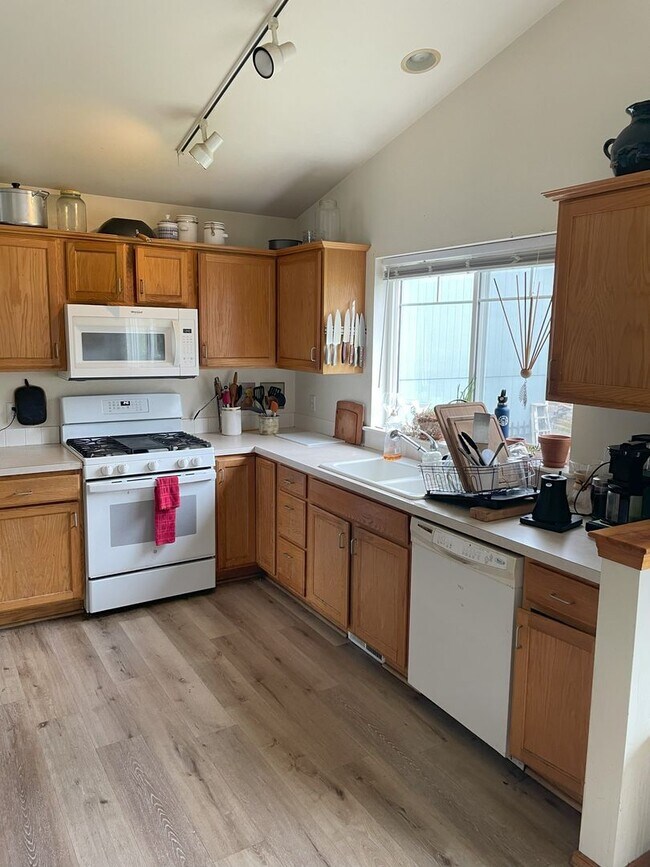 Building Photo - PRELEASING: 4 Bdrm/3 bath house!