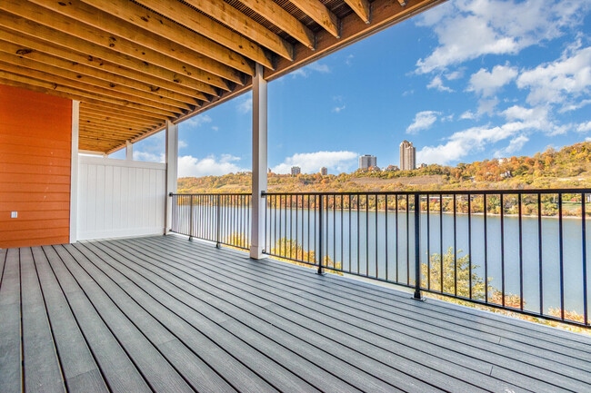 Foto del edificio - 617 Manhattan Blvd