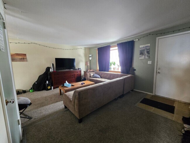 Foto del edificio - 5-Bedroom Home with Finished Basement, Large Backyard & Attached Garage