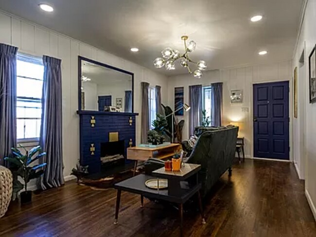 Foto del edificio - Cozy Home with Modern Updates and Fireplac...