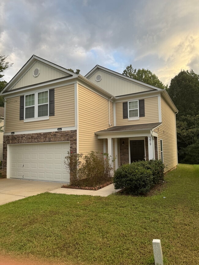 Building Photo - 5919 Fazenda Dr
