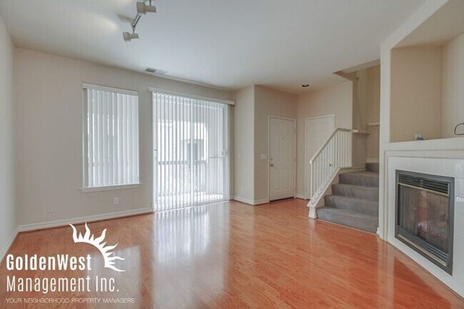 Foto del edificio - Immaculate 3Bdm 2.5Ba Townhouse with 2-Car...