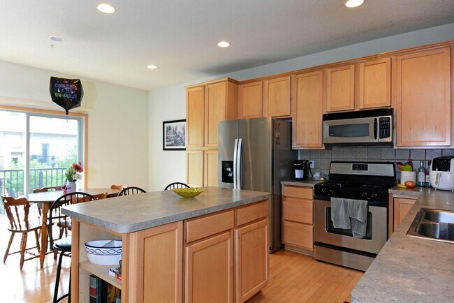 Foto del edificio - Spacious 4-Bed 3.5-Bath in Blaine - Available 6/10!