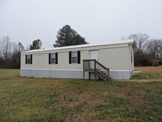 Building Photo - Tidy Mobile Home on Spacious Lot