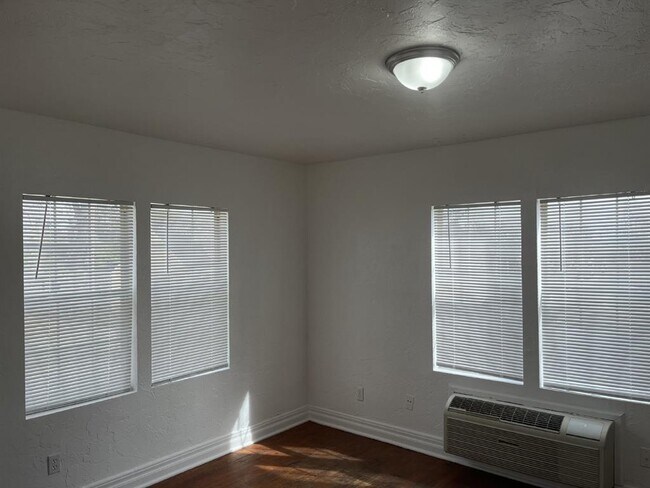Foto del edificio - 1800 Exchange Ave