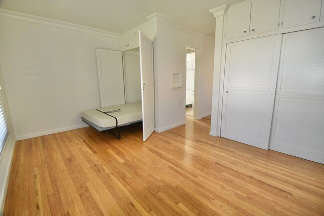 Building Photo - 605-609 North Hollywood Way