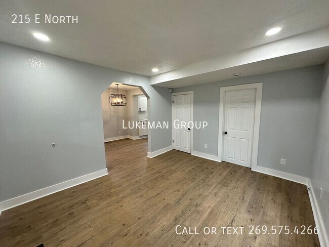 Foto del edificio - 215 E North St
