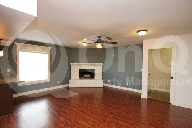 Foto del edificio - 2524 E Hampton Ave