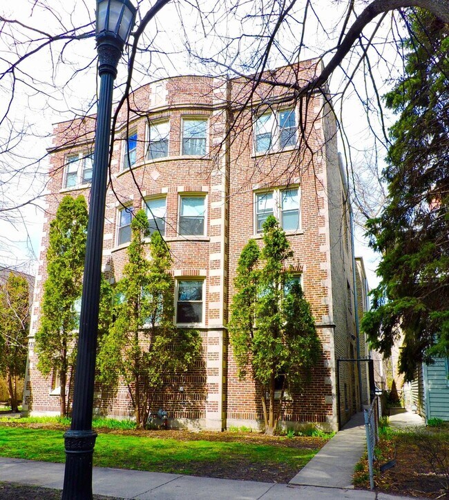 Exterior - 727 Seward St