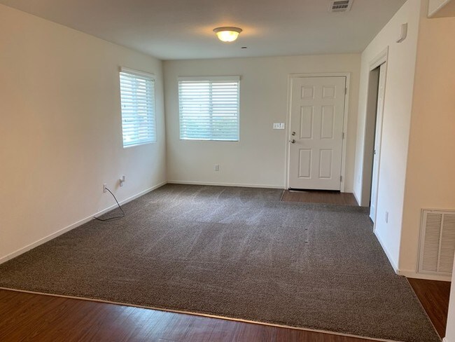 Building Photo - Like new downstairs apartment for rent!
